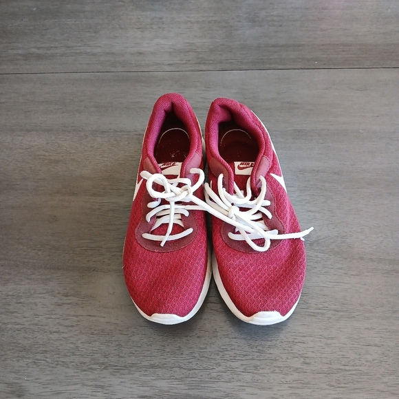 Nike Women's Red Sneakers Size 7.5 Excellent Condition - Picture 1 of 5